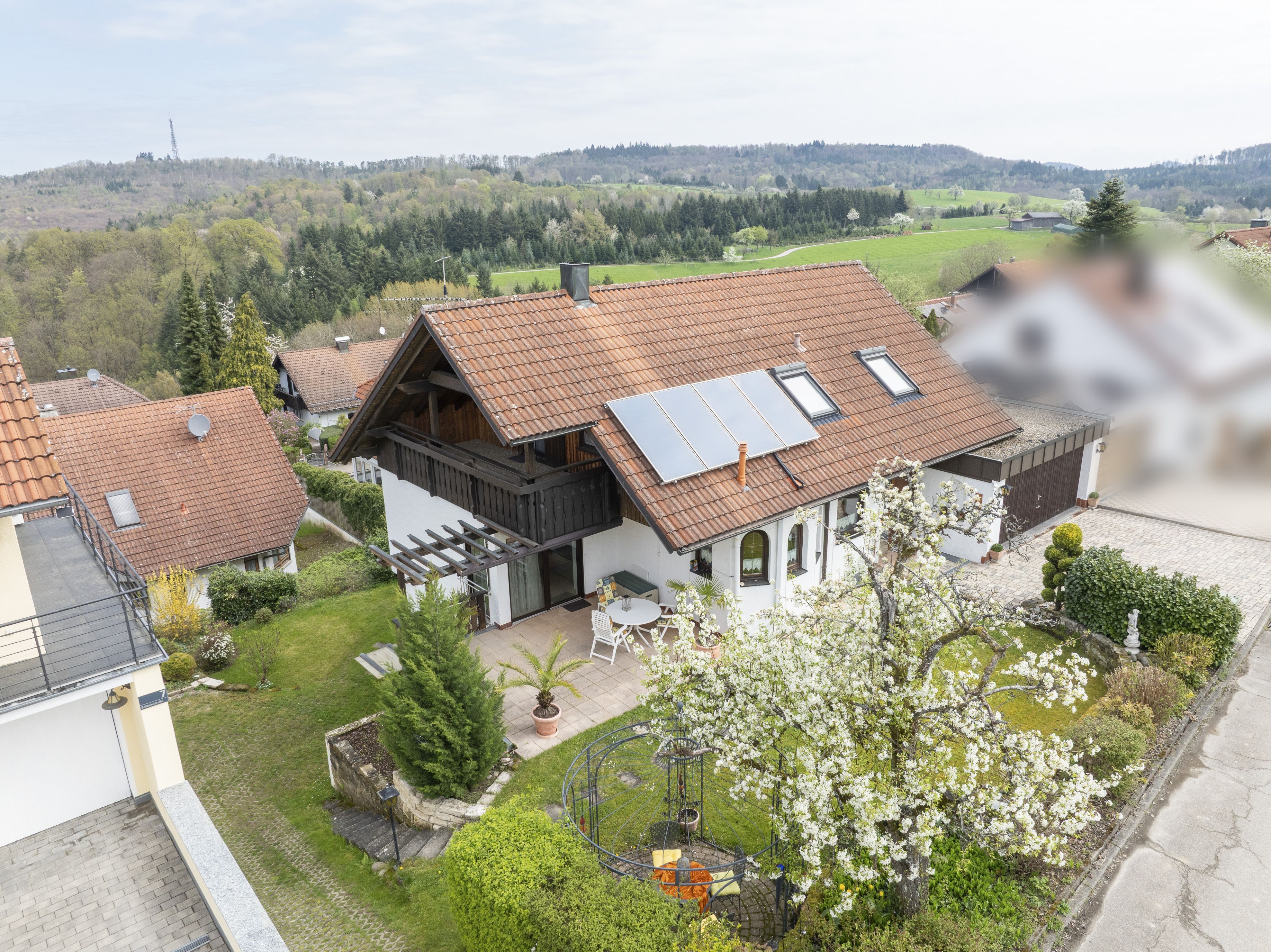 familienfreundliches-einfamilienhaus-mit-garten-und-doppelgarage-in-idyllischer-lage 